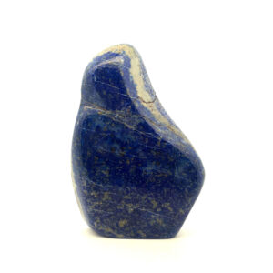 Freiform Lapislazuli polierter Edelstein mit tiefblauer Farbe und goldenen Pyrit-Einschlüssen