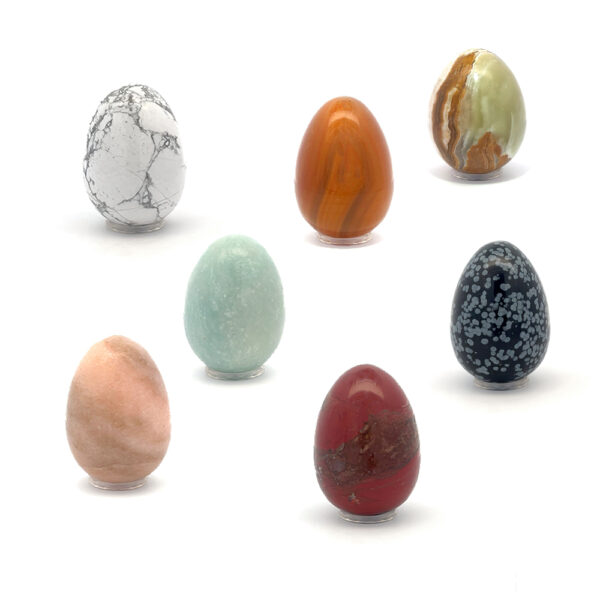Edelsteineier aus verschiedenen Mineralien – polierte Natursteine in Ei-Form