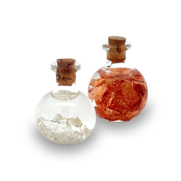 Glas-Fiolen mit Silber- und Roséblättchen – Edle Dekoration für Zuhause