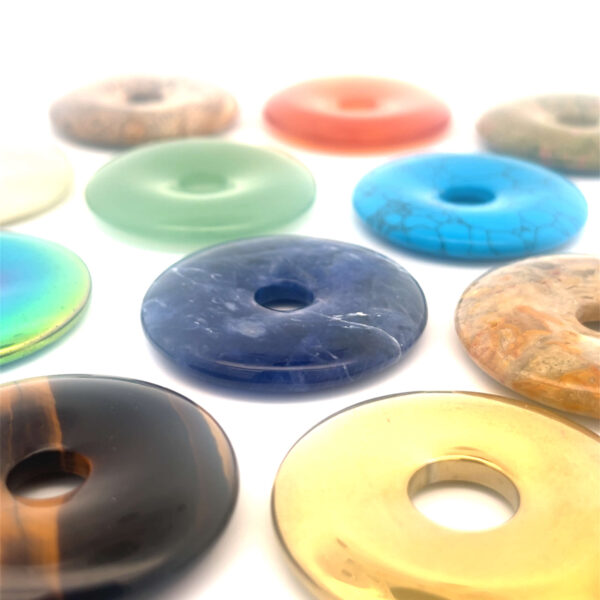Edelstein Donuts in verschiedenen Farben und Steinsorten