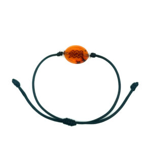 Handgefertigtes Bernstein Armband mit graviertem Sternzeichen auf elastischem Band