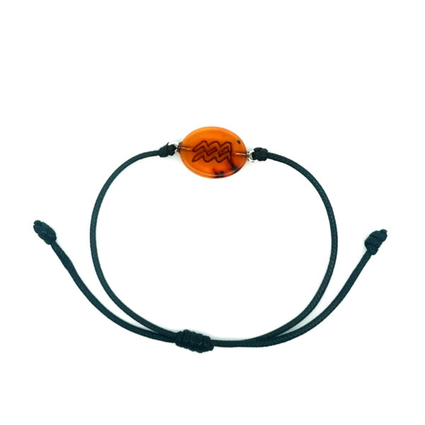 Handgefertigtes Bernstein Armband mit graviertem Sternzeichen auf elastischem Band