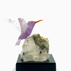 Kolibri-Skulptur aus Amethyst mit Karneolschnabel auf Turmalinquarz-Sockel