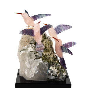 Skulptur mit vier Rosenquarz Kolibris auf Bergkristall mit Turmalin