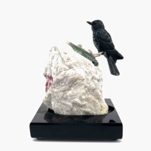 Schwarzer Rabe aus Obsidian auf Feldspat-Turmalin-Sockel mit Silberfüßen