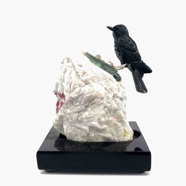 Schwarzer Rabe aus Obsidian auf Feldspat-Turmalin-Sockel mit Silberfüßen