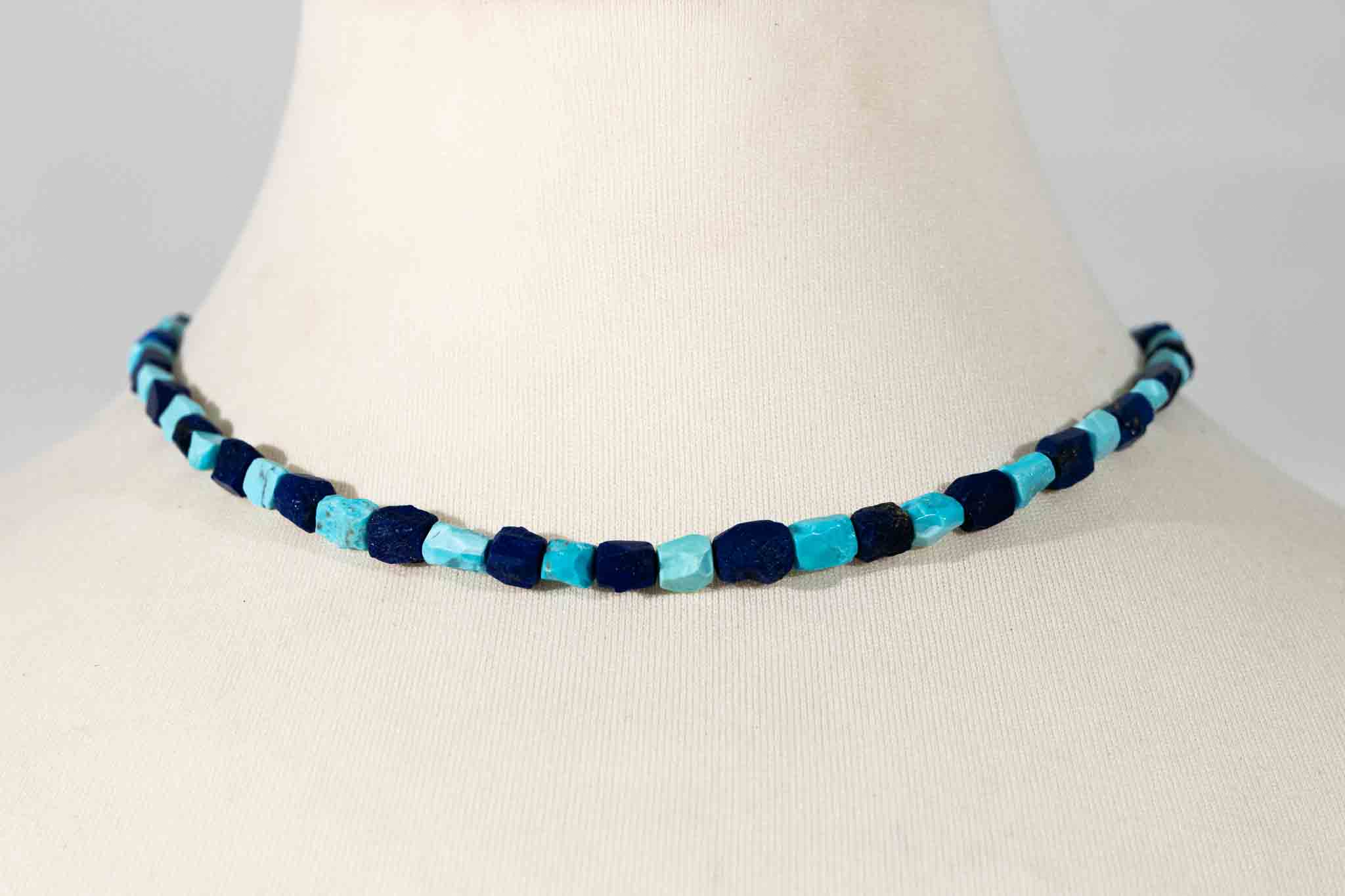 Edelstein Halskette aus handbehauenem Lapis und Türkis mit 925er Silberverschluss