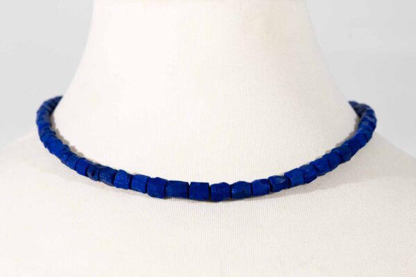 Edelstein Halskette aus handbehauenem Lapislazuli mit 925er Silberverschluss