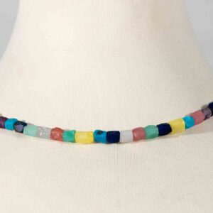 Handbehauene Edelstein Halskette mit Lapislazuli, Bergkristall, Amethyst, Türkis, Rhodochrosit, Chrysopras, Gelbem Achat und Aquamarin – exklusiv bei Kranzelbinder