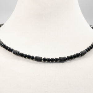 Onyx-Lava Halskette mit Edelstahl-Zwischenteilen und Verschluss – handgefertigt, kraftvoll und elegant