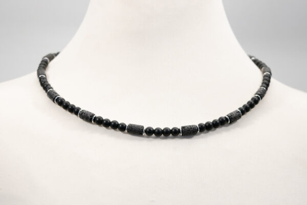 Onyx-Lava Halskette mit Edelstahl-Zwischenteilen und Verschluss – handgefertigt, kraftvoll und elegant
