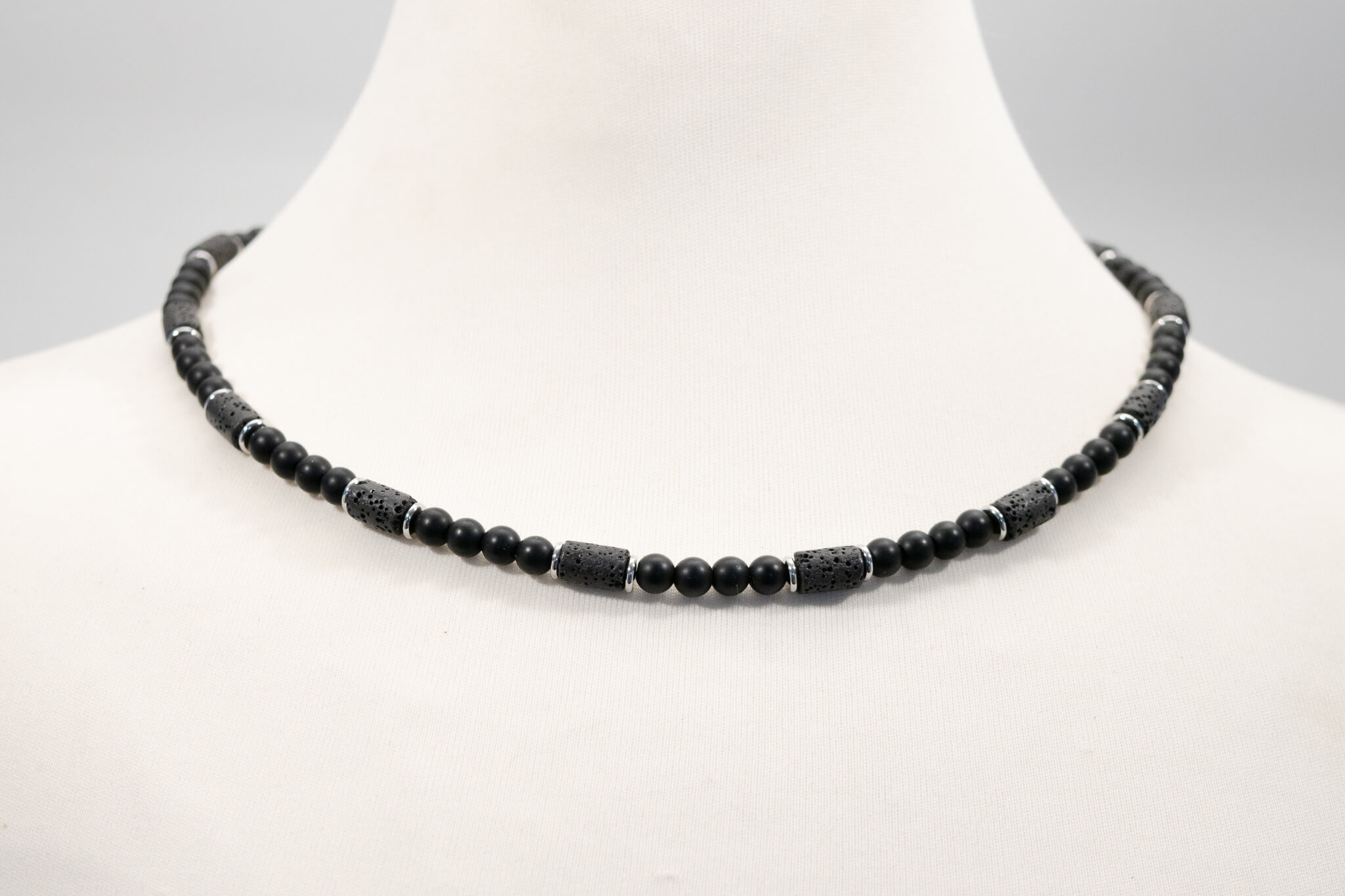 Onyx-Lava Halskette mit Edelstahl-Zwischenteilen und Verschluss – handgefertigt, kraftvoll und elegant
