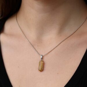 Anhänger mit goldenem Rutilkristall im Bergkristall, gefasst in platiniertem 925er Silber