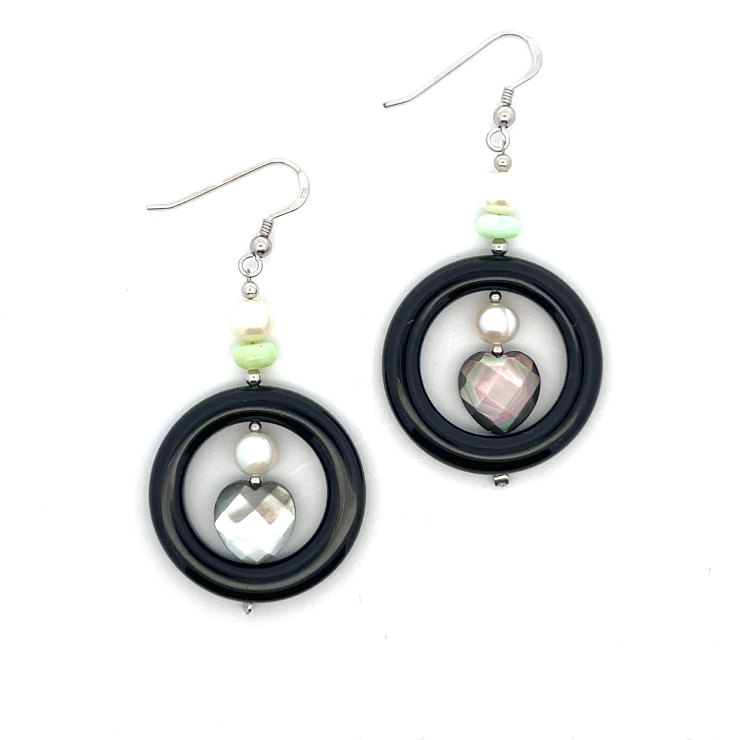 Ohrhänger mit grünem Opal, schwarzem Onyx, schimmerndem Perlmutt und weißer Süßwasserperle – elegantes Edelstein-Design.