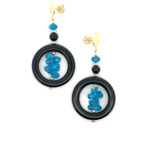 Ohrhänger mit schwarzem Onyx und blauem Apatit – elegantes Edelstein-Design mit facettierten Steinen.