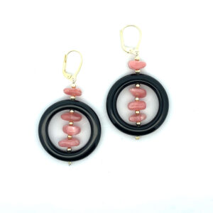 Ohrhänger mit schwarzem Onyx und rosa Rhodochrosit – elegantes Edelstein-Design mit facettierten Steinen.
