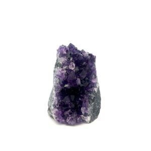 Amethystdruse Uruguay – violette Kristalldruse ca. 7 cm hoch und 0,19 kg schwer.