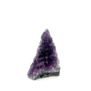 Amethystdruse Uruguay – violette Kristalldruse ca. 6,5 cm hoch und 0,14 kg schwer.