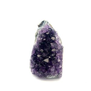 Amethystdruse Uruguay – violette Kristalldruse ca. 7 cm hoch und 0,31 kg schwer.