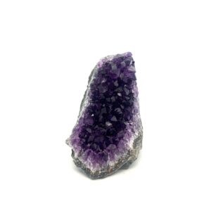 Amethystdruse Uruguay – violette Kristalldruse ca. 7,5 cm hoch und 0,26 kg schwer.