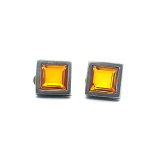 Bernstein Ohrstecker Silber – viereckige Edelstein Ohrstecker in Sterling Silber eingefasst.