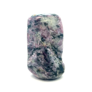 Charoit Edelstein mit violettem Farbspiel und faserigen Mustern – polierter Naturstein.