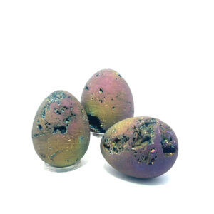 Ei Achat bedampft – schillerndes Edelstein Ei aus Kristall Achat mit irisierendem Farbspiel.