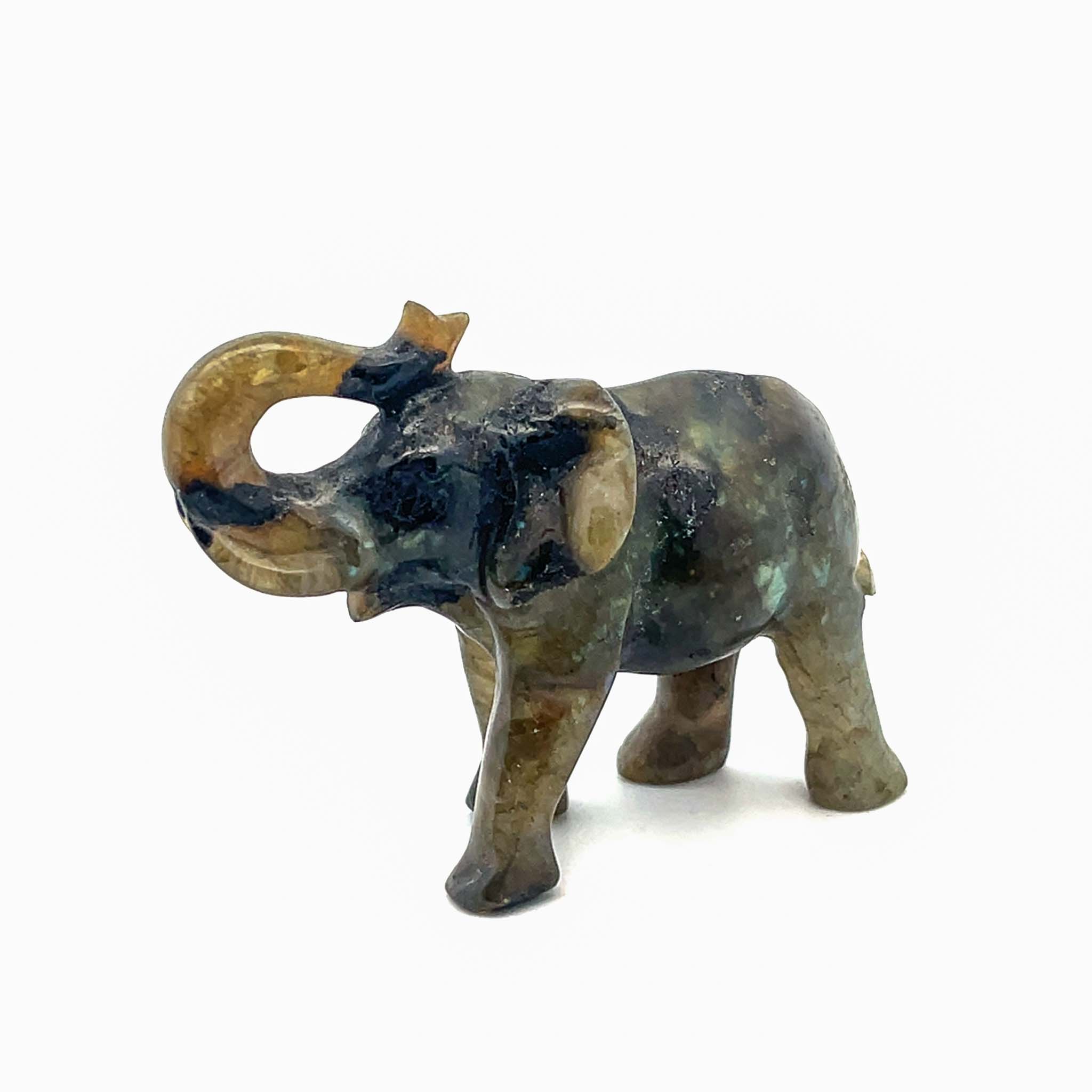 Elefant aus Labradorit mit blau-grün schimmerndem Farbspiel – handgefertigte Edelstein-Figur.