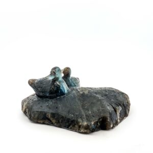 Entenpaar aus Labradorit mit schillerndem Farbspiel – handgefertigte Edelstein-Figur.