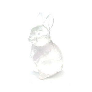 Fluorit Edelsteinhäschen in verschiedenen Farbtönen – geschnitzte Hasenfigur aus Fluorit.