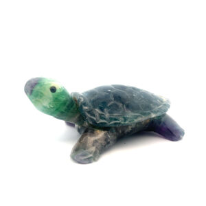 Schildkröte aus Fluorit mit natürlichem Farbspiel – geschnitzte Edelsteinfigur.