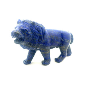 Löwe aus Lapislazuli mit tiefblauer Farbe und goldenen Einschlüssen – handgefertigte Edelsteinfigur.