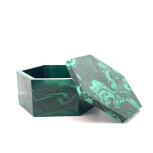 Malachit Schmuckschatulle – sechseckige Edelstein Aufbewahrungsbox mit grüner Maserung.