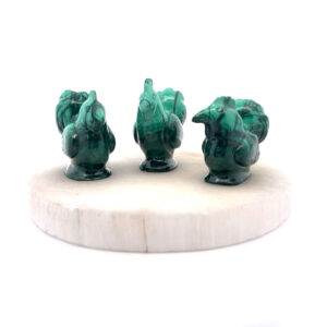 Malachit Hühner Set – drei geschnitzte Edelstein Figuren mit grüner Maserung, je ca. 3,5 cm.