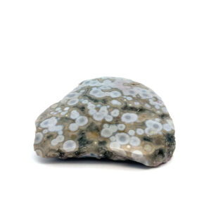 Ozeanjaspis mit bunten, kreisförmigen Mustern – polierter Edelstein mit natürlichem Farbspiel.