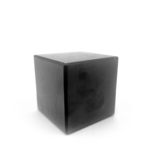 Schungit Würfel aus Karelien – poliertes schwarzes Mineral in geometrischer Form.