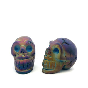 Totenkopf aus Kristall Achat bedampft – schillernde Edelsteinfigur mit irisierendem Farbspiel.